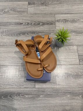 Universal Thread Brown Strappy Toe-Loop Sandals